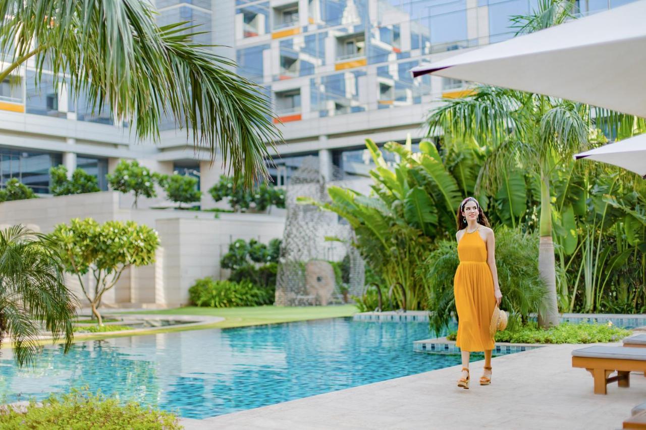 Отель Andaz Delhi, By Hyatt Нью-Дели Экстерьер фото The swimming pool at the hotel