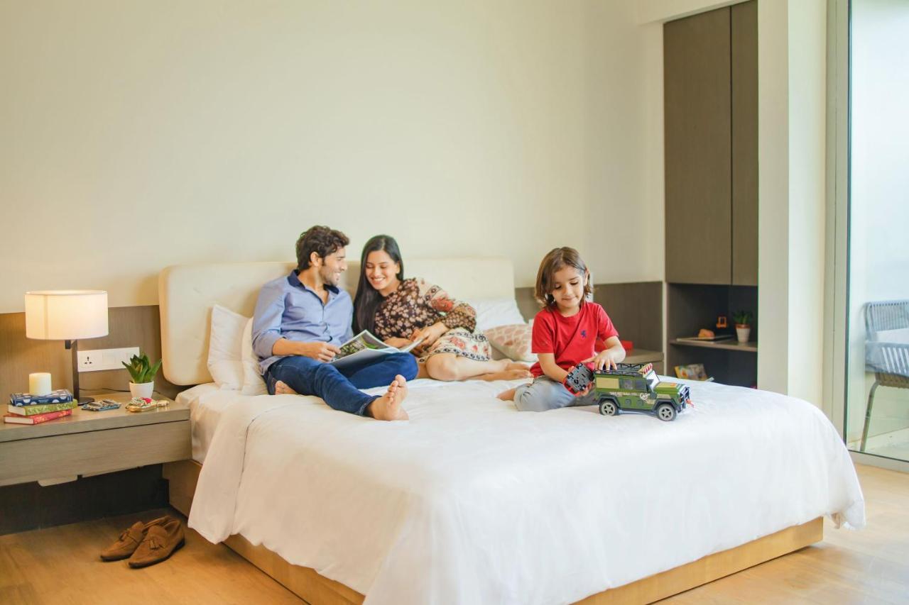 Отель Andaz Delhi, By Hyatt Нью-Дели Экстерьер фото Family in a hotel room
