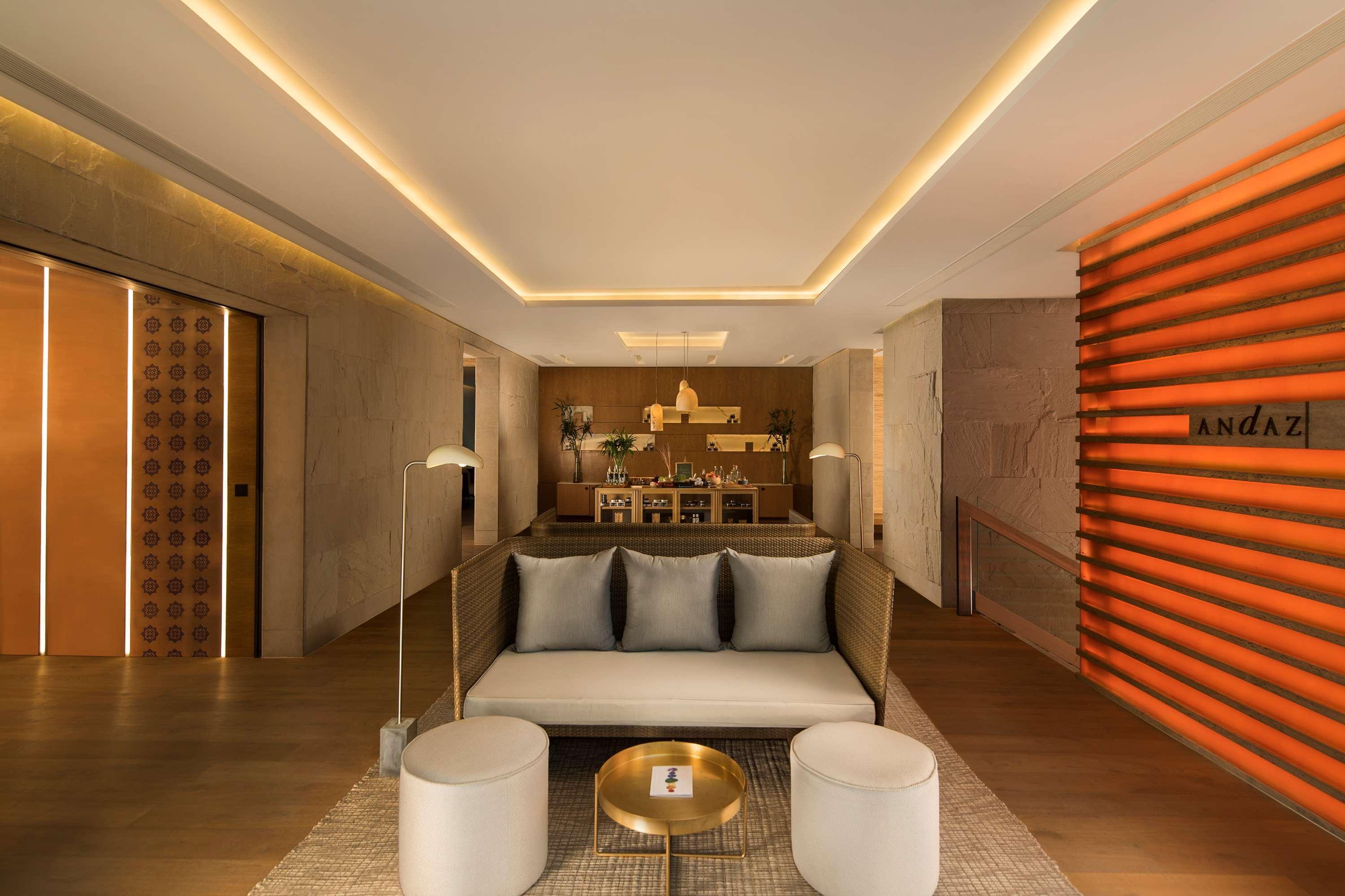 Отель Andaz Delhi, By Hyatt Нью-Дели Экстерьер фото The interior of the hotel