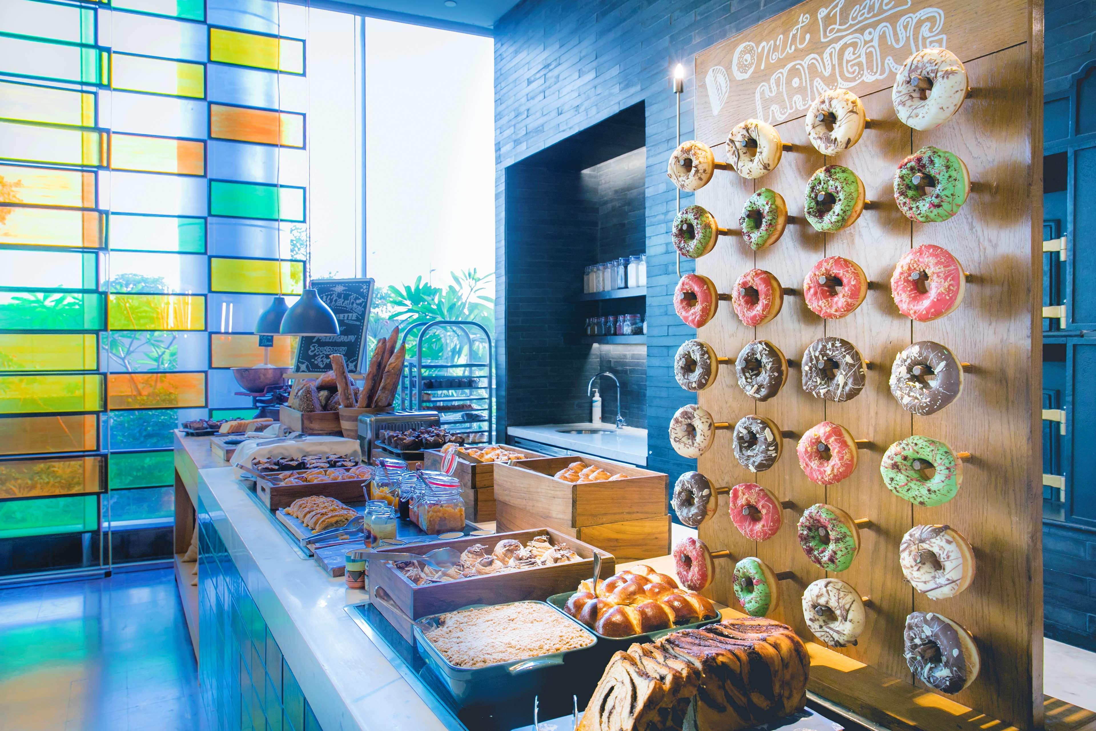 Отель Andaz Delhi, By Hyatt Нью-Дели Экстерьер фото The Coffee Shop