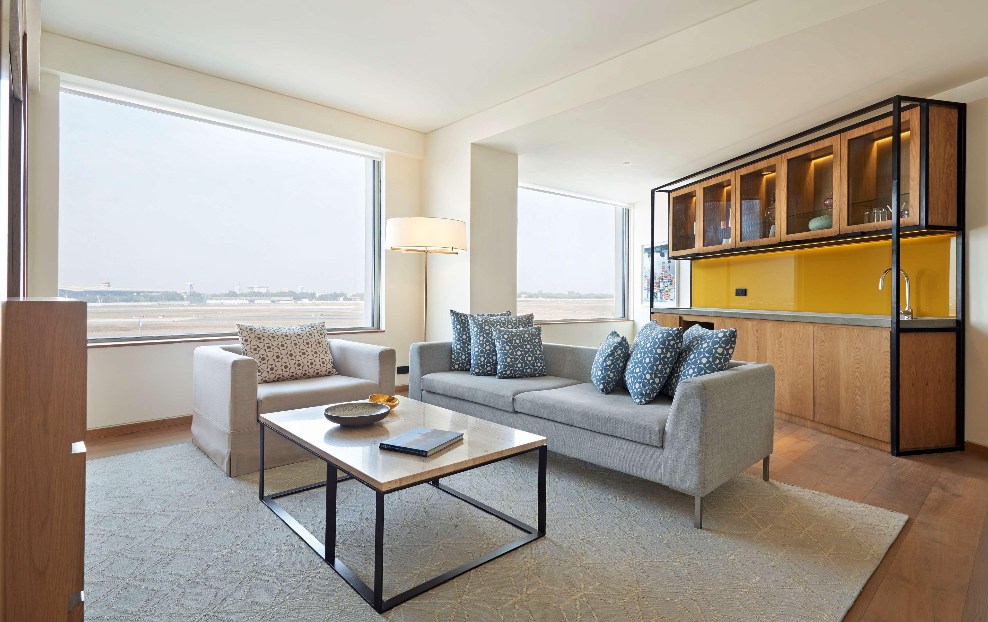 Отель Andaz Delhi, By Hyatt Нью-Дели Экстерьер фото A living room at the hotel