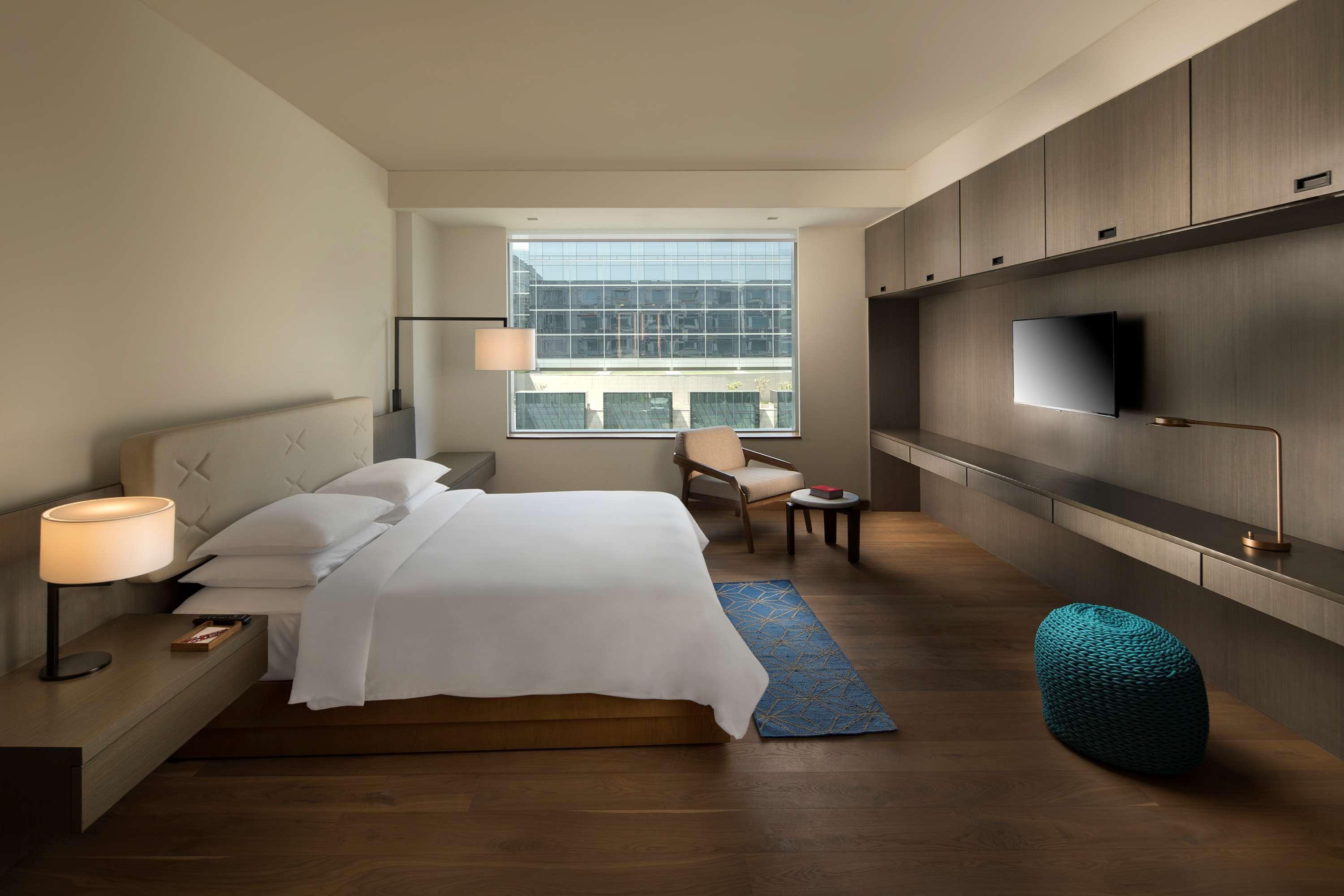 Отель Andaz Delhi, By Hyatt Нью-Дели Экстерьер фото A bedroom at the hotel