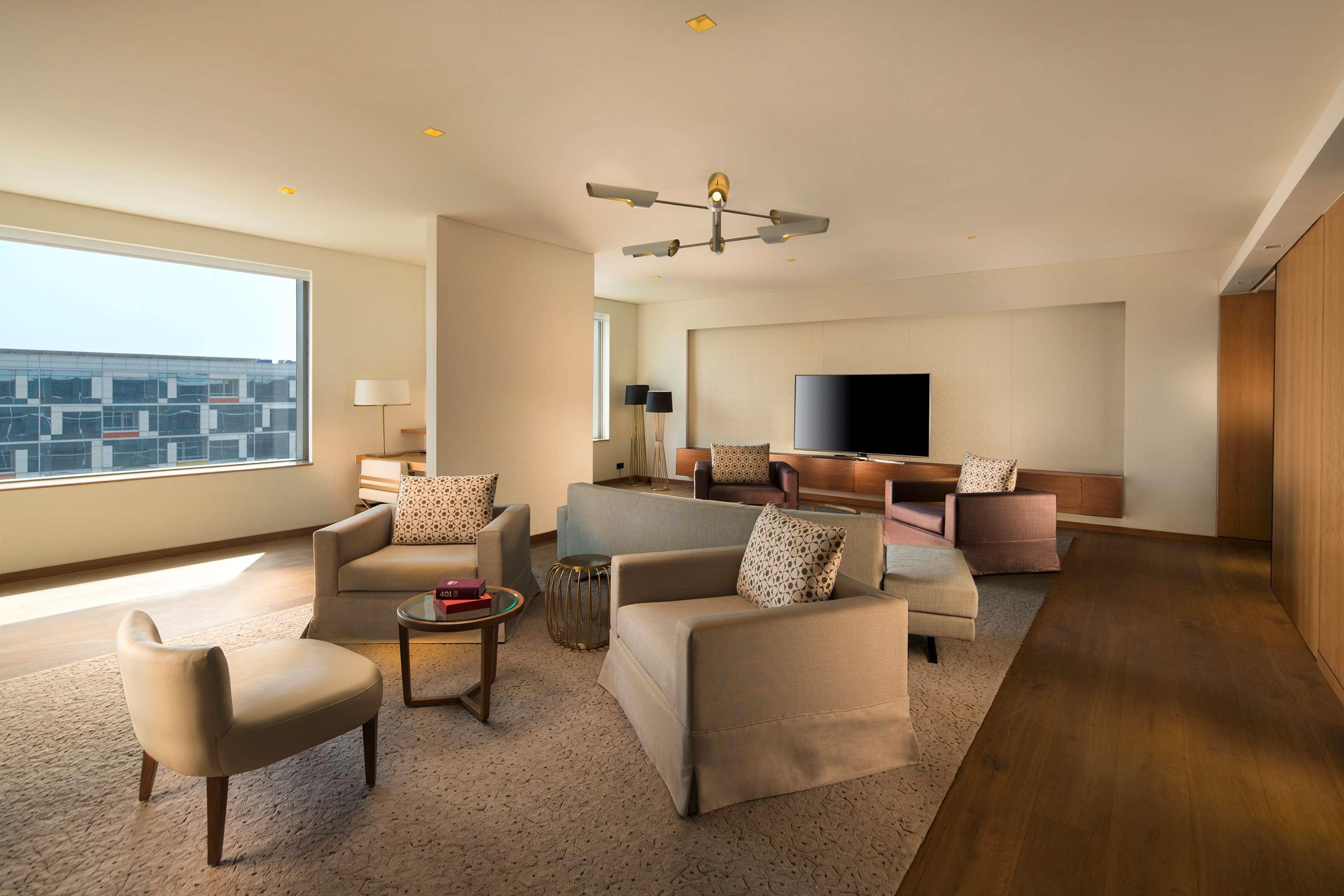 Отель Andaz Delhi, By Hyatt Нью-Дели Экстерьер фото The Living Room