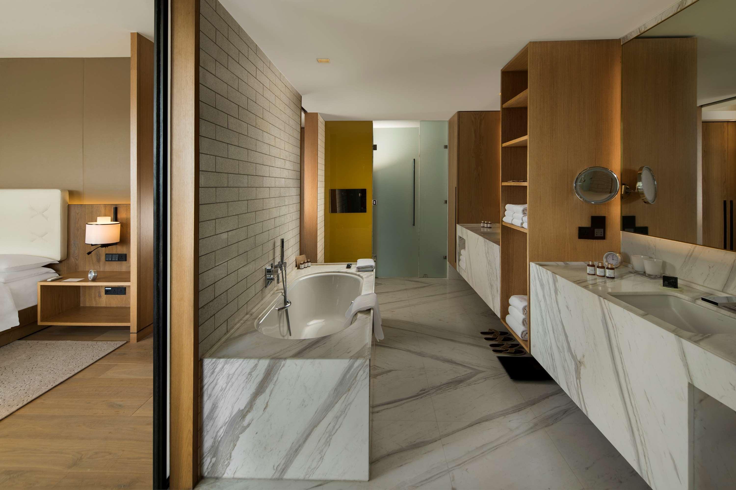 Отель Andaz Delhi, By Hyatt Нью-Дели Экстерьер фото Bathroom