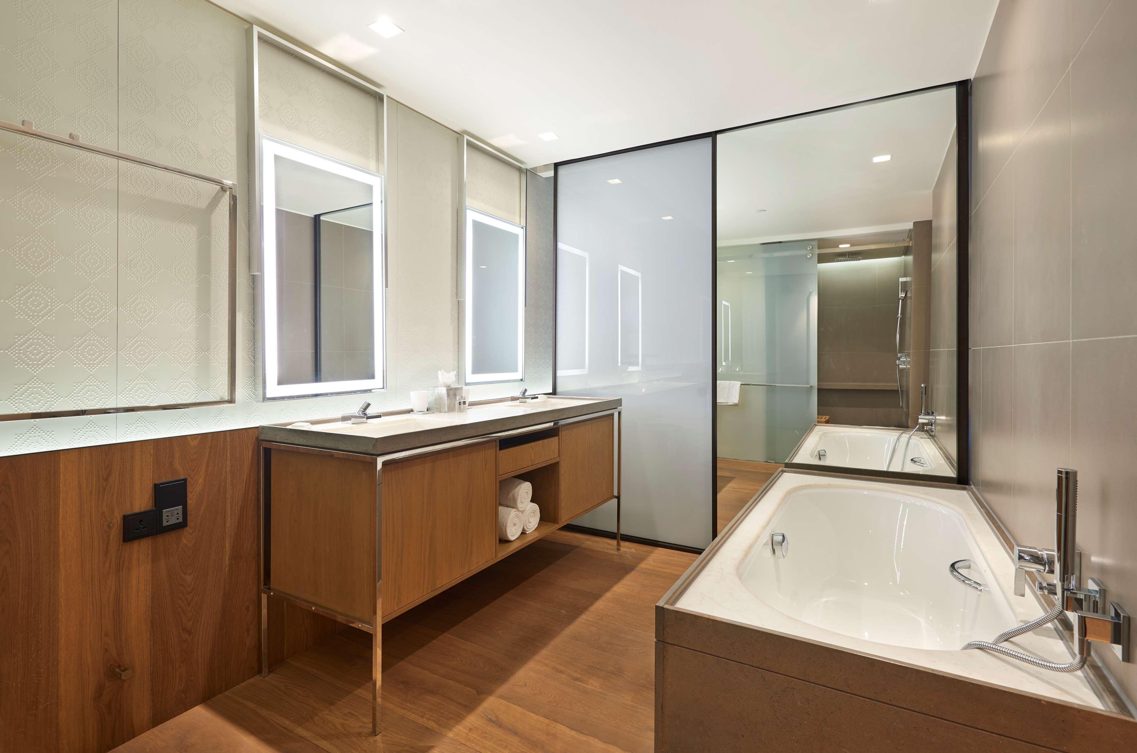 Отель Andaz Delhi, By Hyatt Нью-Дели Экстерьер фото Bathroom