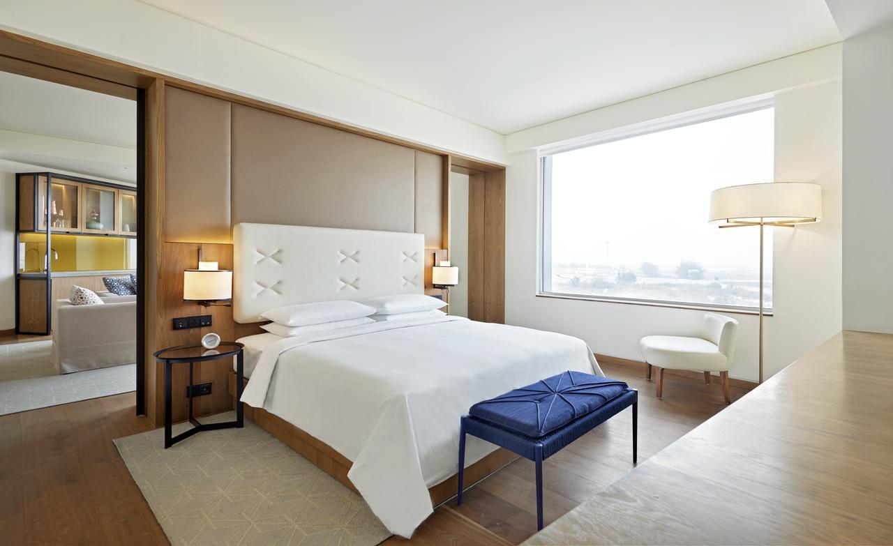 Отель Andaz Delhi, By Hyatt Нью-Дели Экстерьер фото A bedroom at the hotel