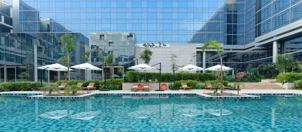 Отель Andaz Delhi, By Hyatt Нью-Дели Экстерьер фото The pool at the hotel